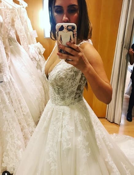 "Este fue el ganador para mi boda civil, una ceremonia muy íntima pero muy muy especial", dijo con la imagen en la que decidió que ese era el vestido ideal.