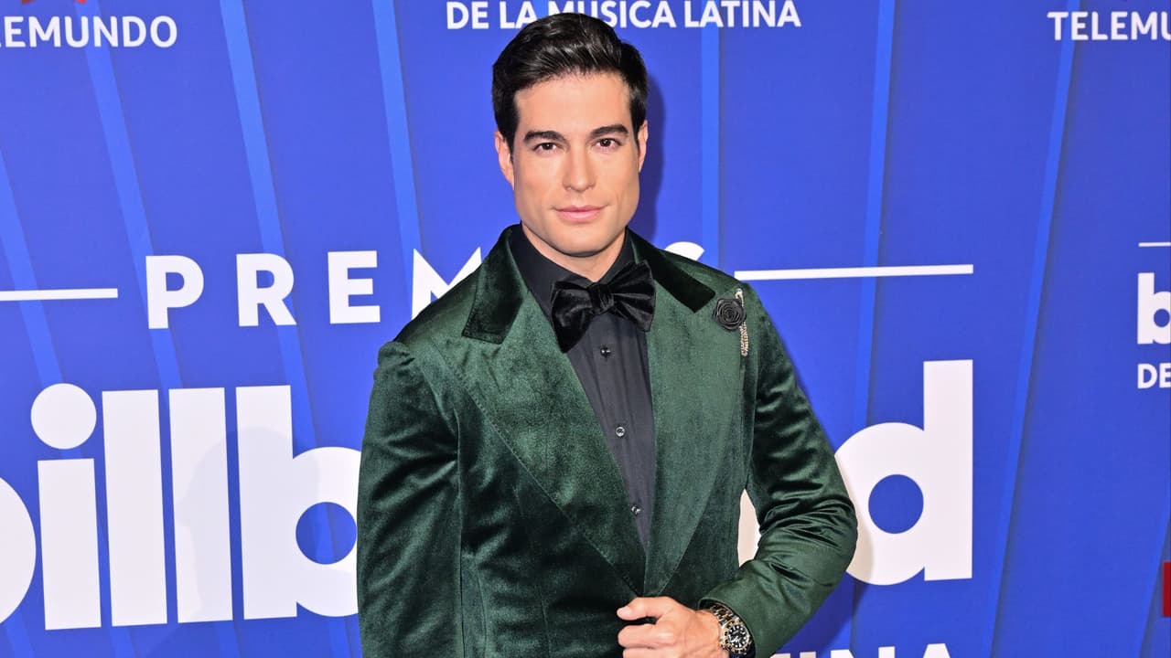 Danilo Carrera posa junto a su novia por primera vez en alfombra roja: “Poco a poco irán viendo más fotos”
