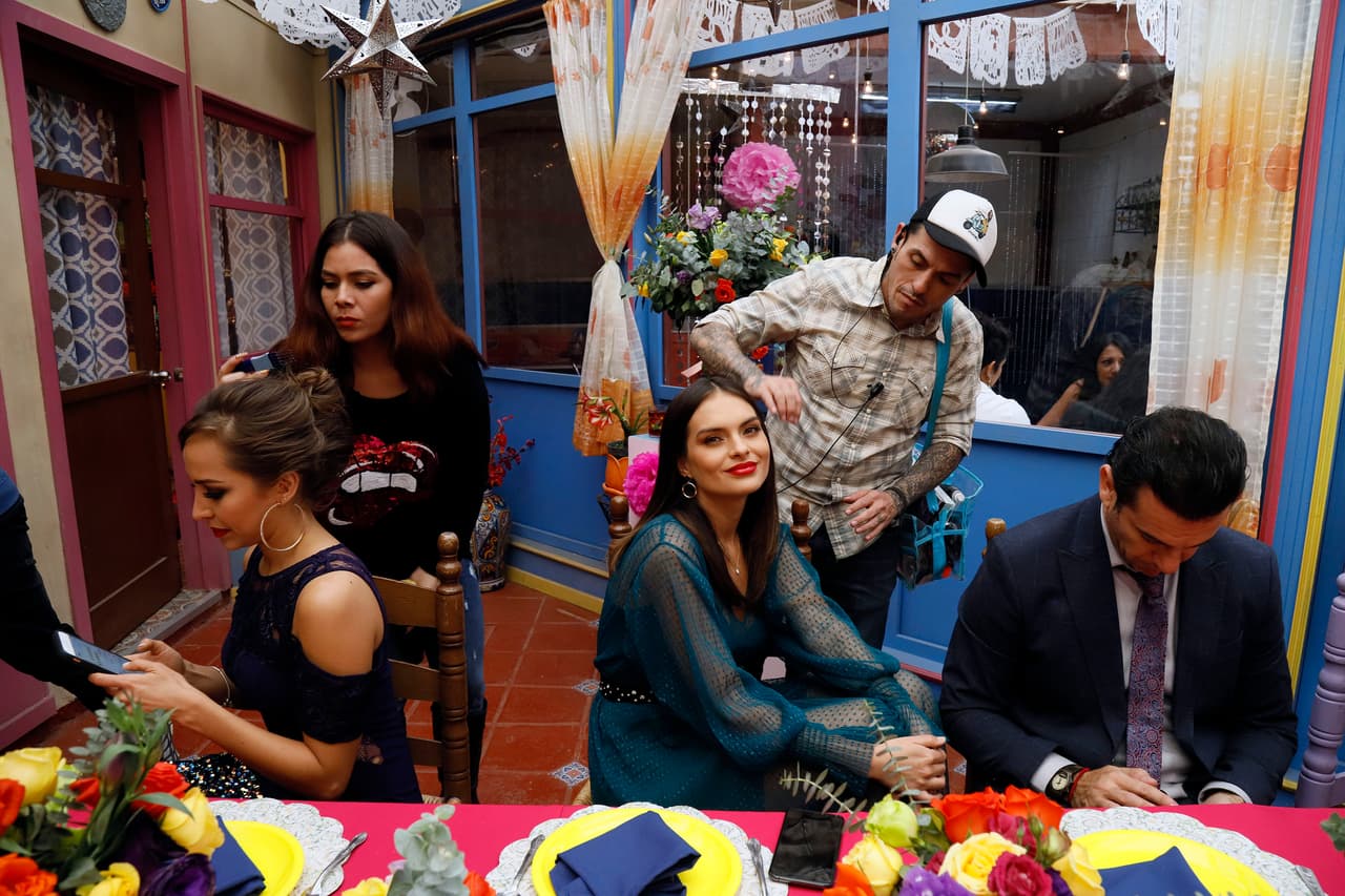Jessica Díaz, Lucía Silva y Alejandro Ávila esperando el llamado para grabar sus escenas.
