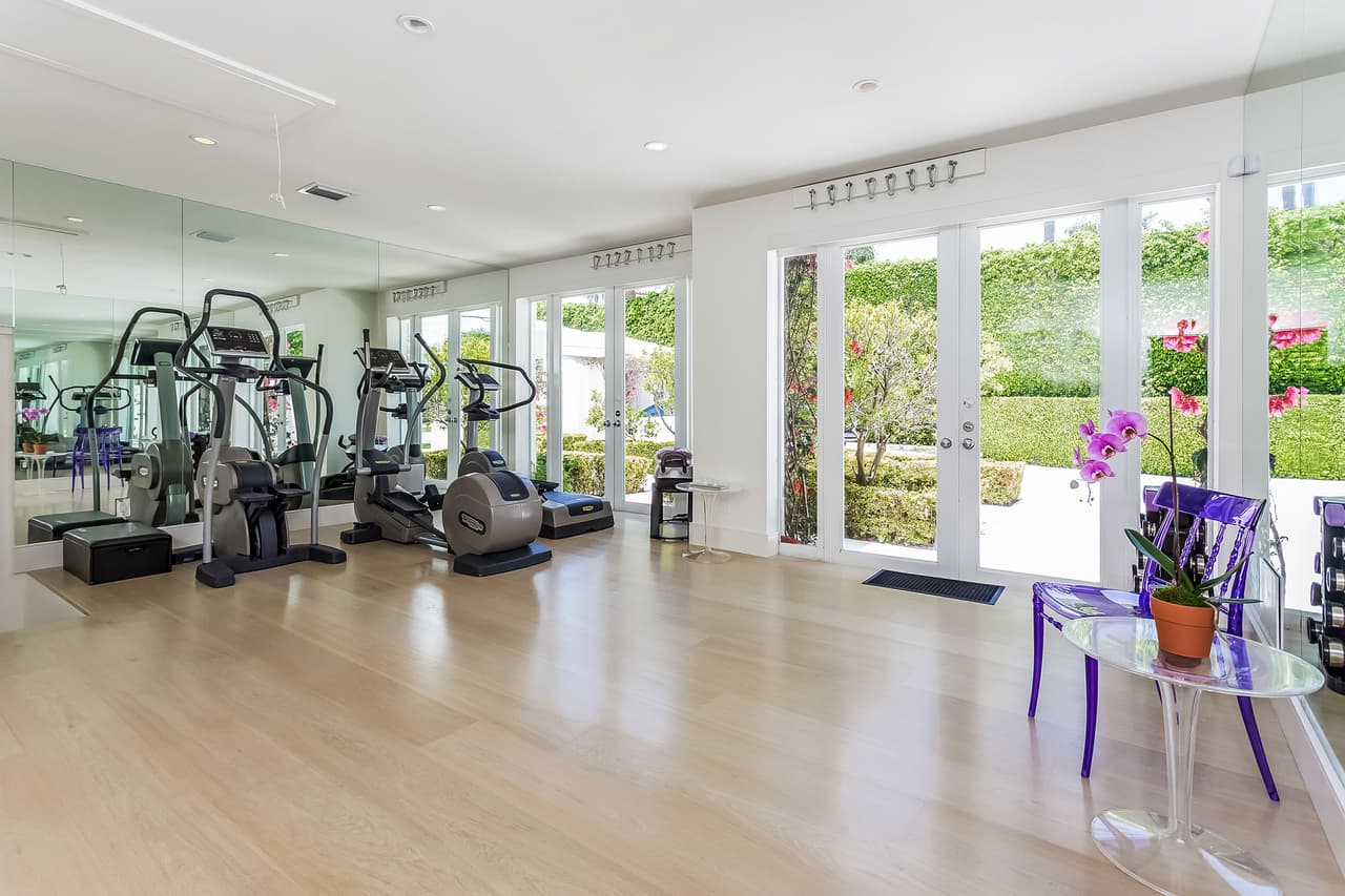 Shakira vive con Gerard Piqué y sus hijos, en la casa que posee en Espluges de Llobregat, Barcelona, una propiedad de 700 m² que adquirieron en 2012.