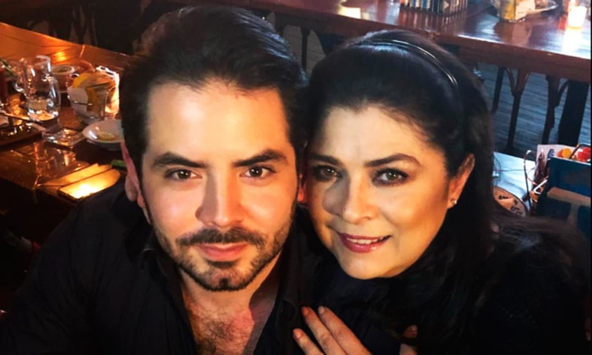 Aunque muchos afirman que José Eduardo Derbez tiene más rasgos físicos con Eugenio Derbez, algunas fotos demuestran que heredó la belleza de Victoria Ruffo.