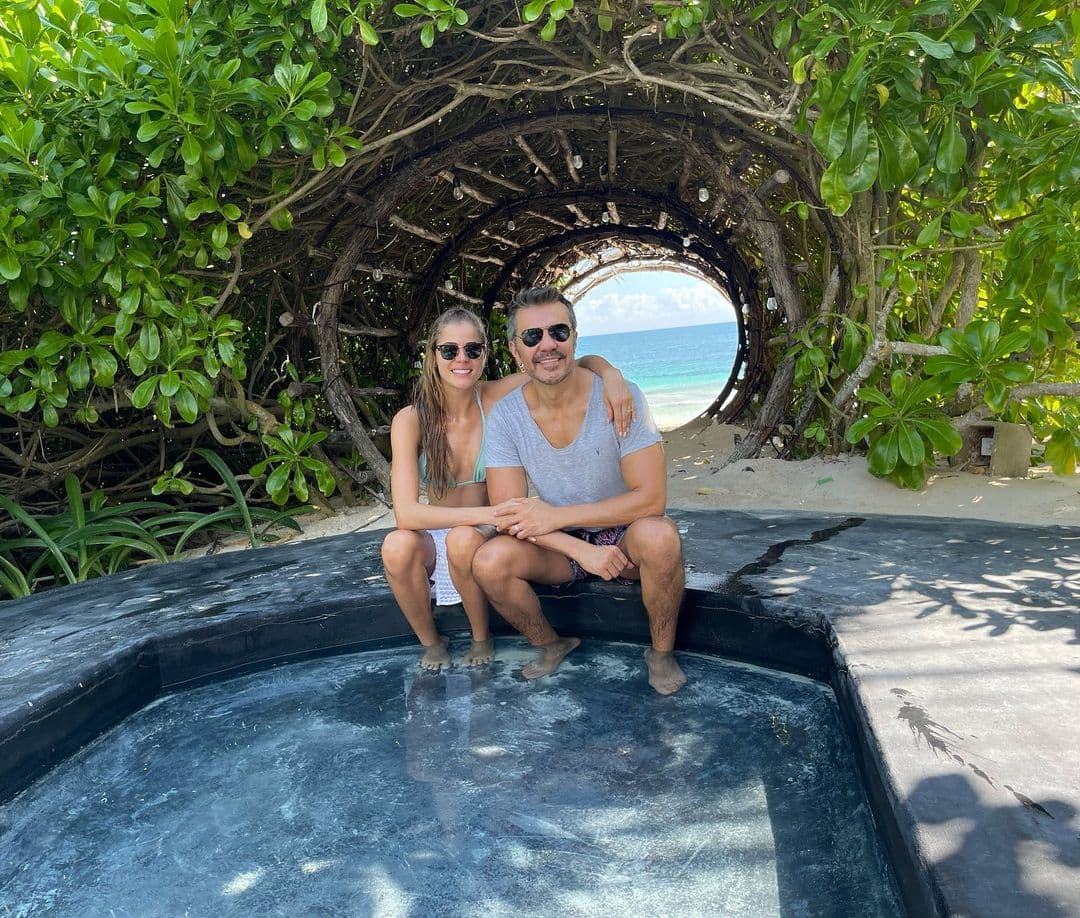 Adrián Uribe vive paradisíacas vacaciones en la playa con Thuany Martins
