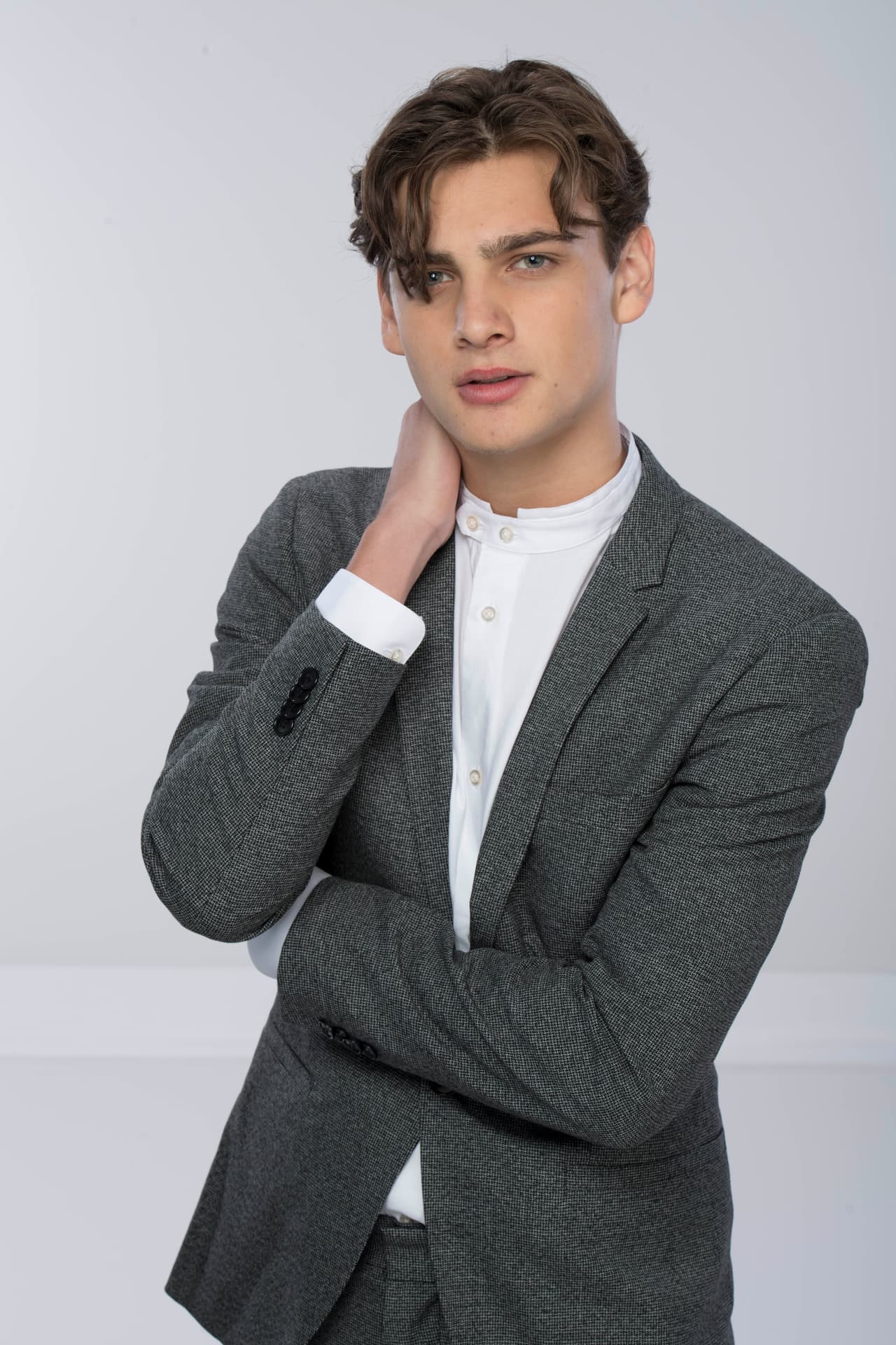 Santiago Achaga: este guapo actor y cantante argentino es hermano de la actriz Macarena Achaga y a sus 18 años ya tiene un gran club de fans llamado "Santilovers".