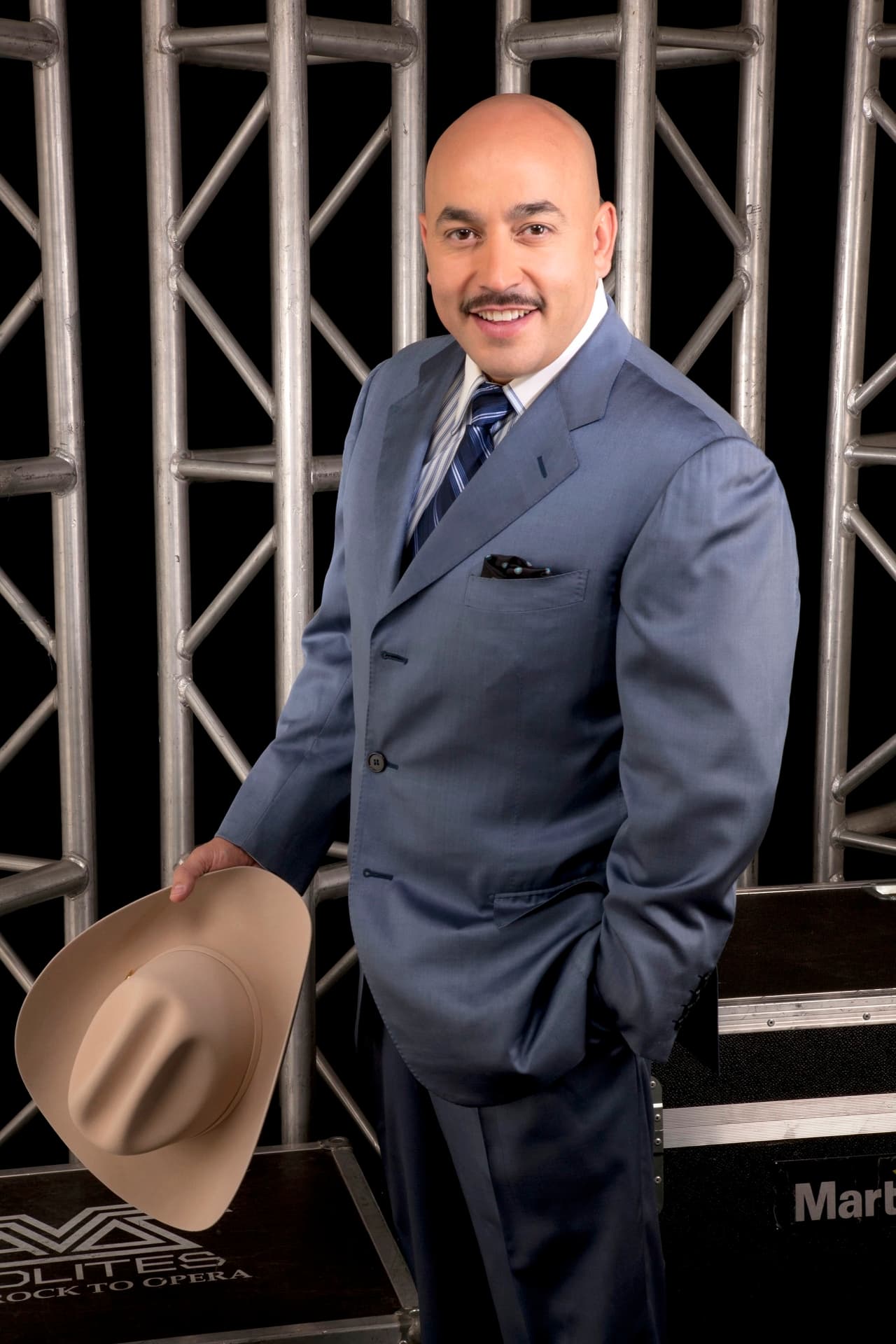 Mientras cocina, Lupillo Rivera se pregunta por qué las mujeres no lo aprovechan: soy un viejo bueno