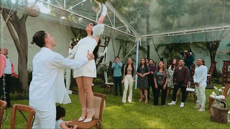 Kimberly Loaiza y Juan de Dios Pantoja hacen boda exprés en el patio de su casa