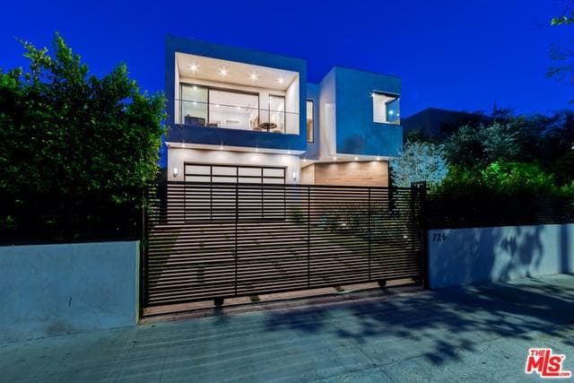 La casa cuenta con jardin al frente como en la parte posterior. Ese podría ser el lugar para que Belinda haga su vida en EU.