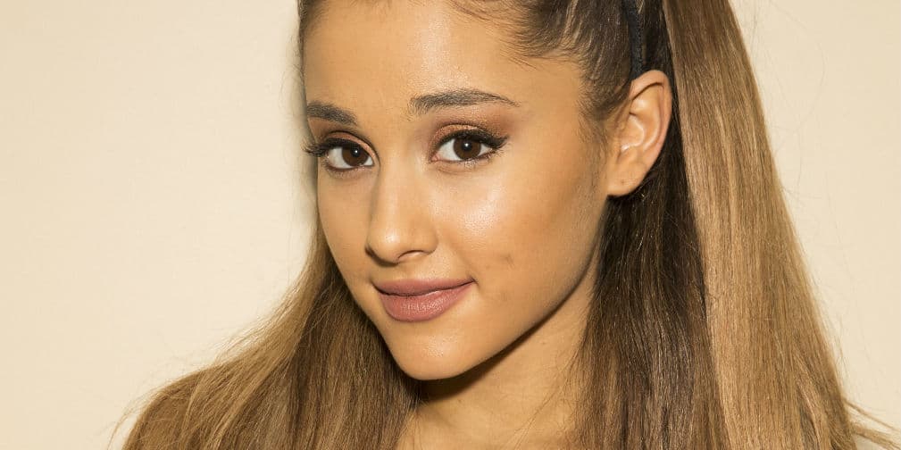 Ariana Grande se despide de su cabello lacio y sorprende con nuevo look