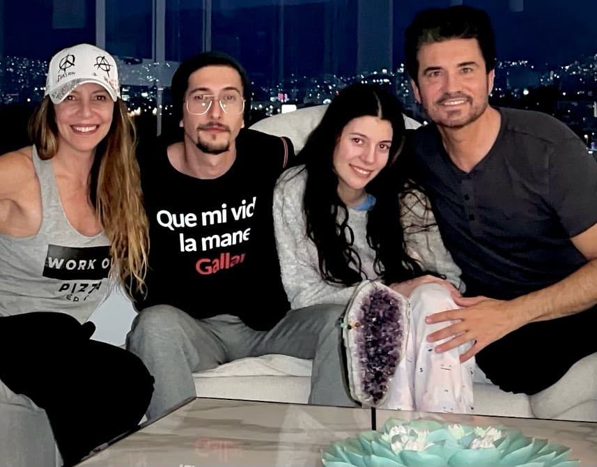 Mónica Ayos está casada con el actor Diego Olivera.