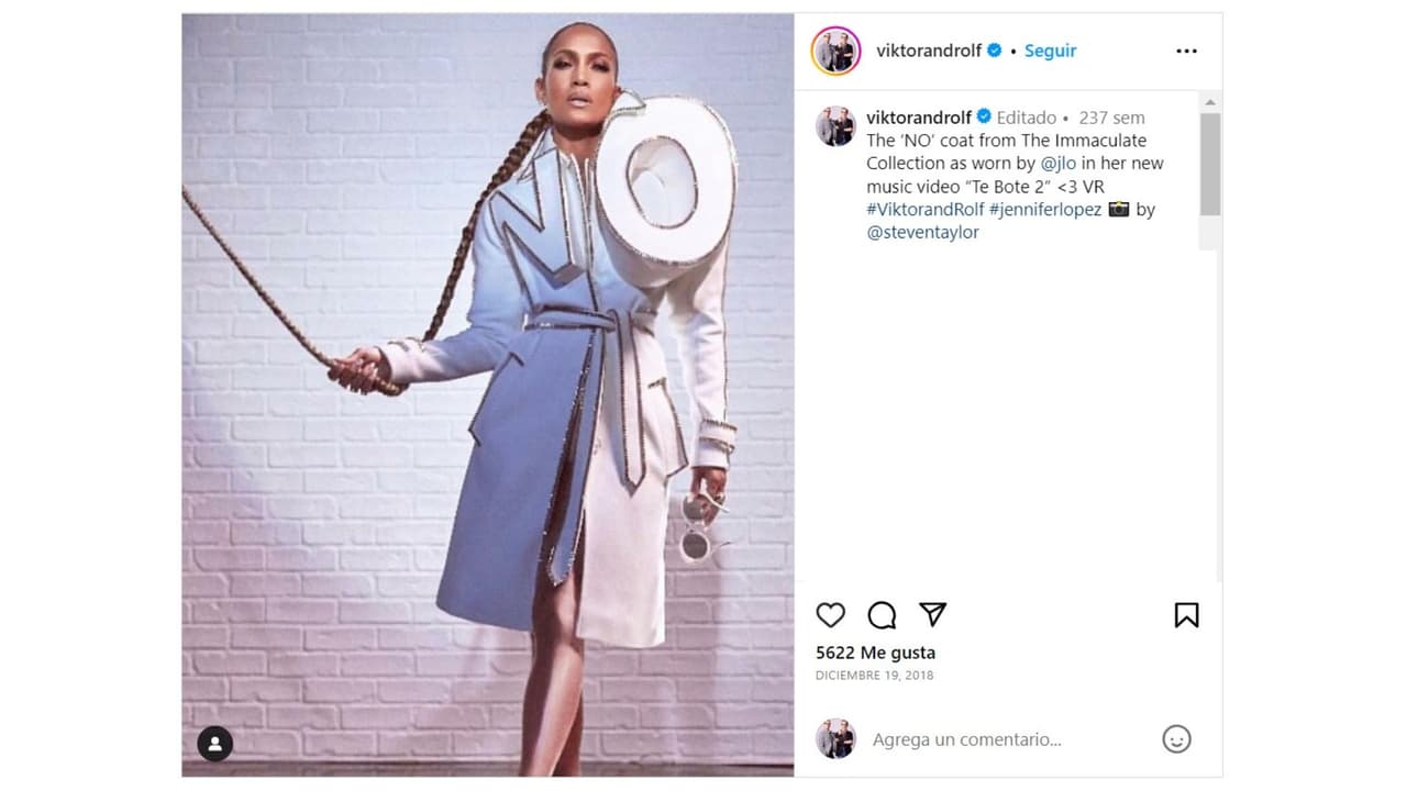 JLo con el vestido tipo abrigo de Viktor & Rolf.