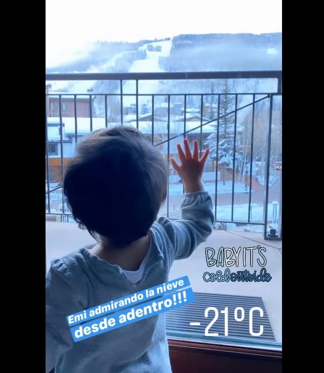 En otra imagen mostró lo atenta que Emilia veía la nieve mientras el clima marcaba 21 grados bajo cero. “Emi admirando la nieve desde adentro”, detalló.