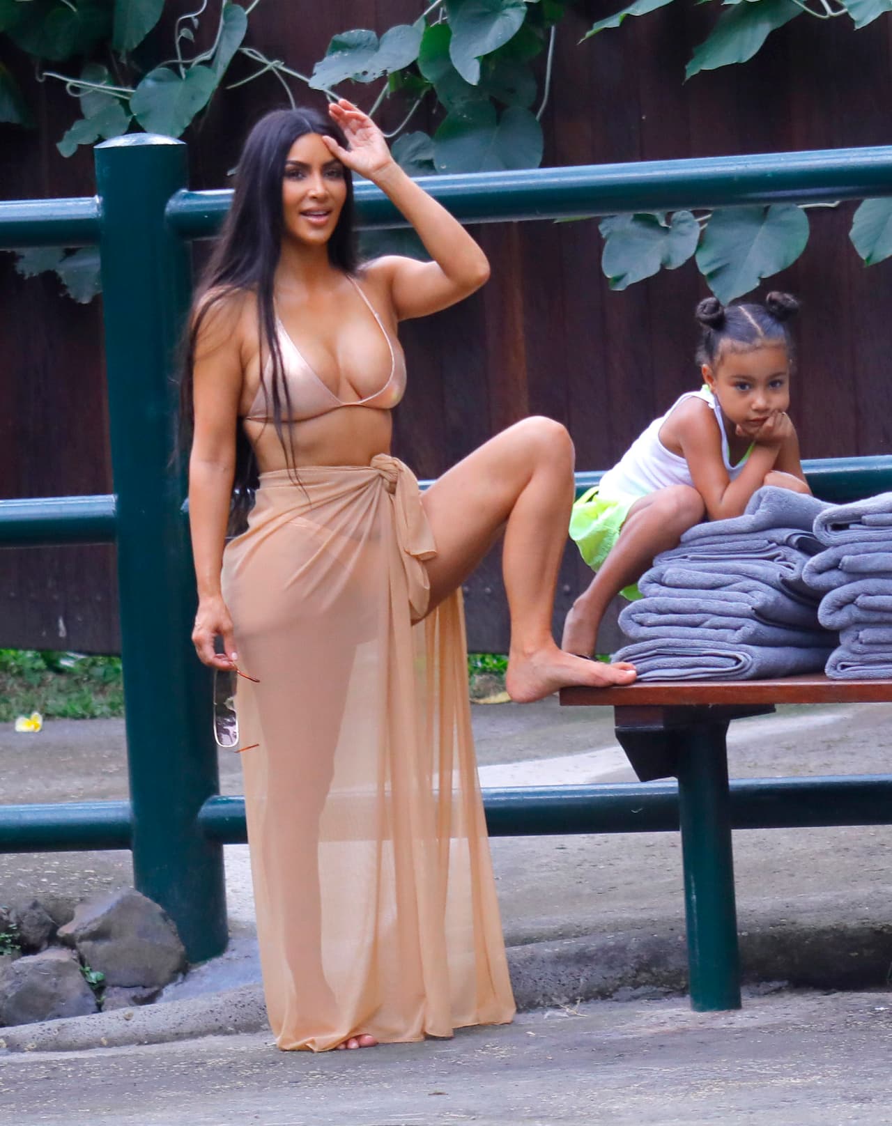 Las hermanas Kim, Khloé y Kourtney andan de vacaciones en Indonesia.