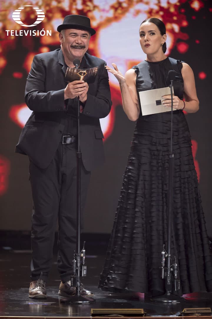 Jesús Ochoa y Alejandra Barros, otra pareja de negro, pero muy guapos.