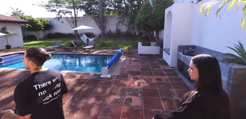El centro de la casa es la piscina, al lado tiene un jacuzzi y a su alrededor se encuentra una sala, camastros, una hamaca y un asador.