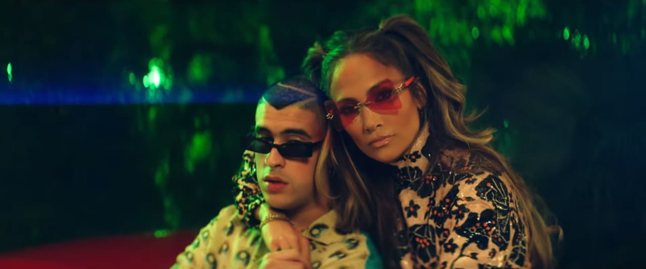 Jennifer Lopez presume su abdomen marcado junto a Bad Bunny