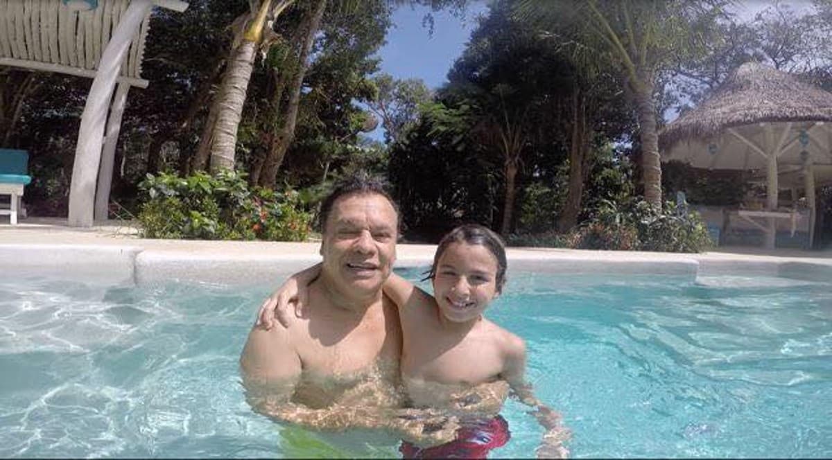 De hecho, en más de una ocasión Juan Gabriel se deshizo en halagos por el joven, quien, entonces, ya había dado muestra de que quería seguir sus pasos en el mundo del entretenimiento.