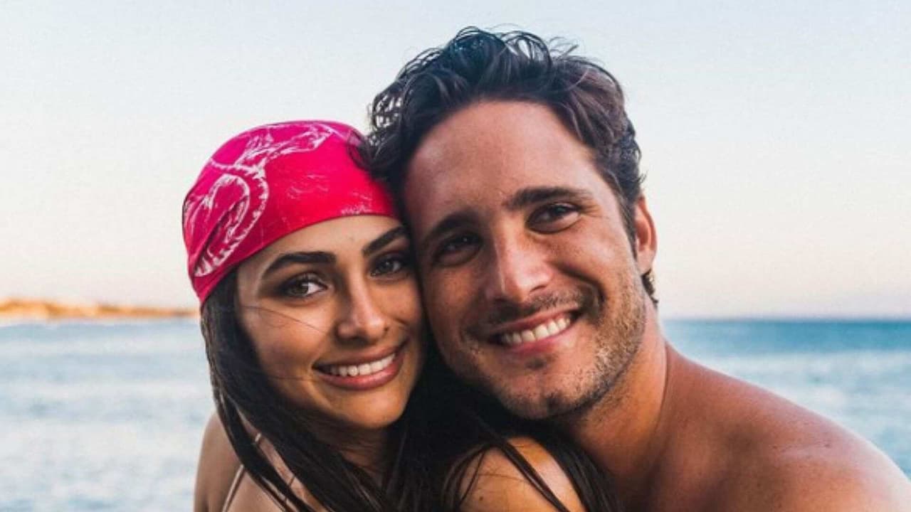 Diego Boneta y Renata Notni derrochan amor en la playa
