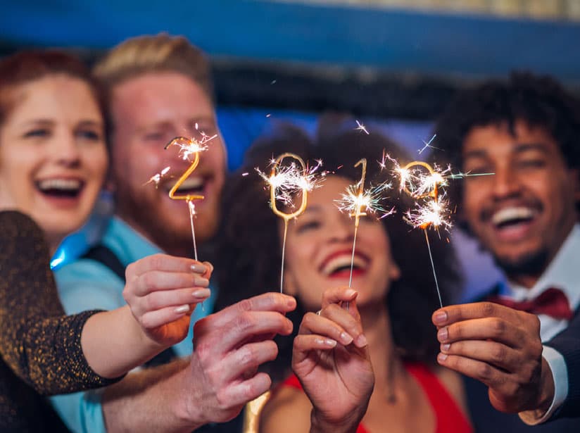 Amigos celebrando la noche de año nuevo