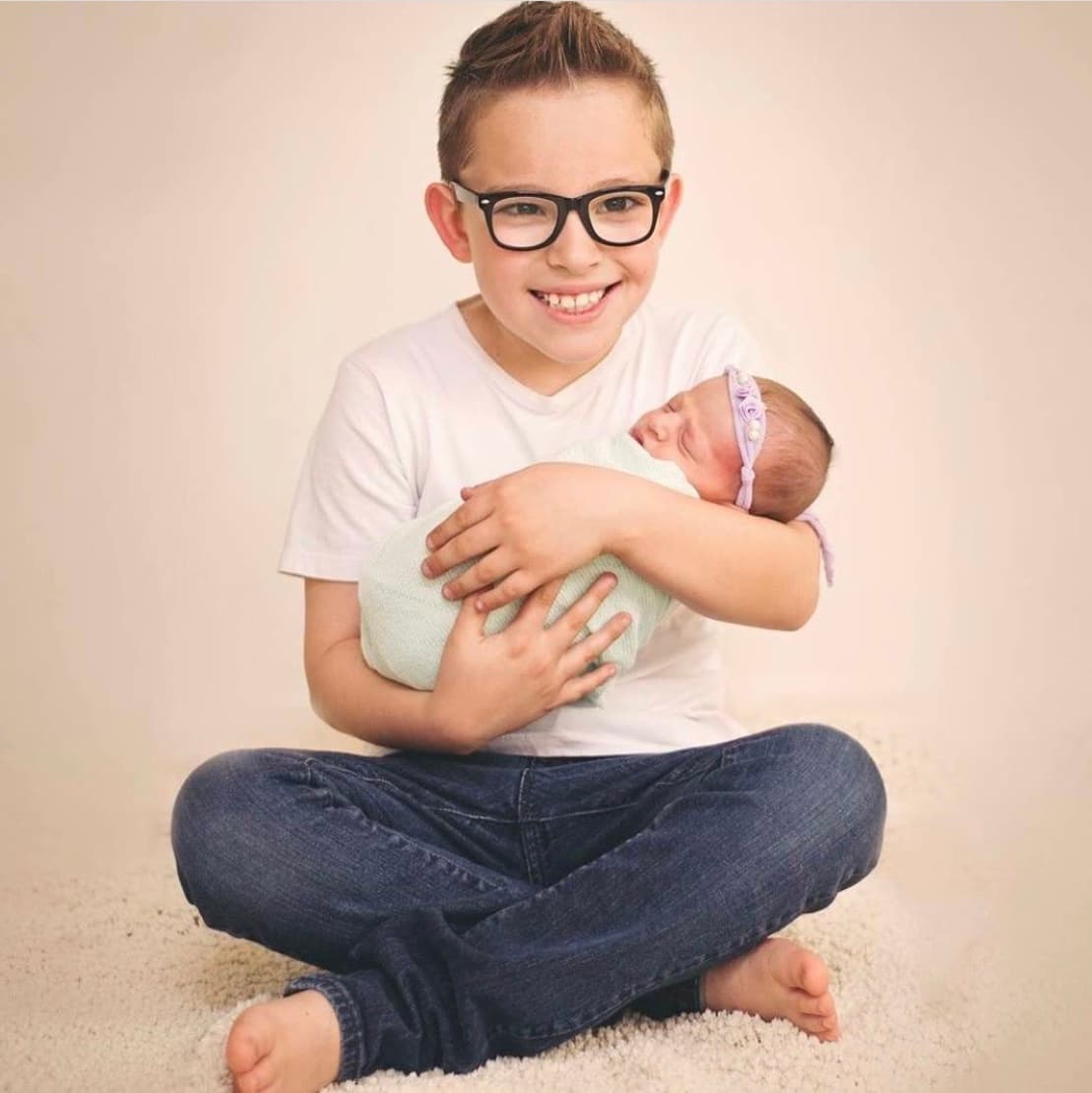 Precisamente, en junio de 2017 compartió una imagen para anunciar el nacimiento de su hermanita menor, quien llegó a completar su gran familia.