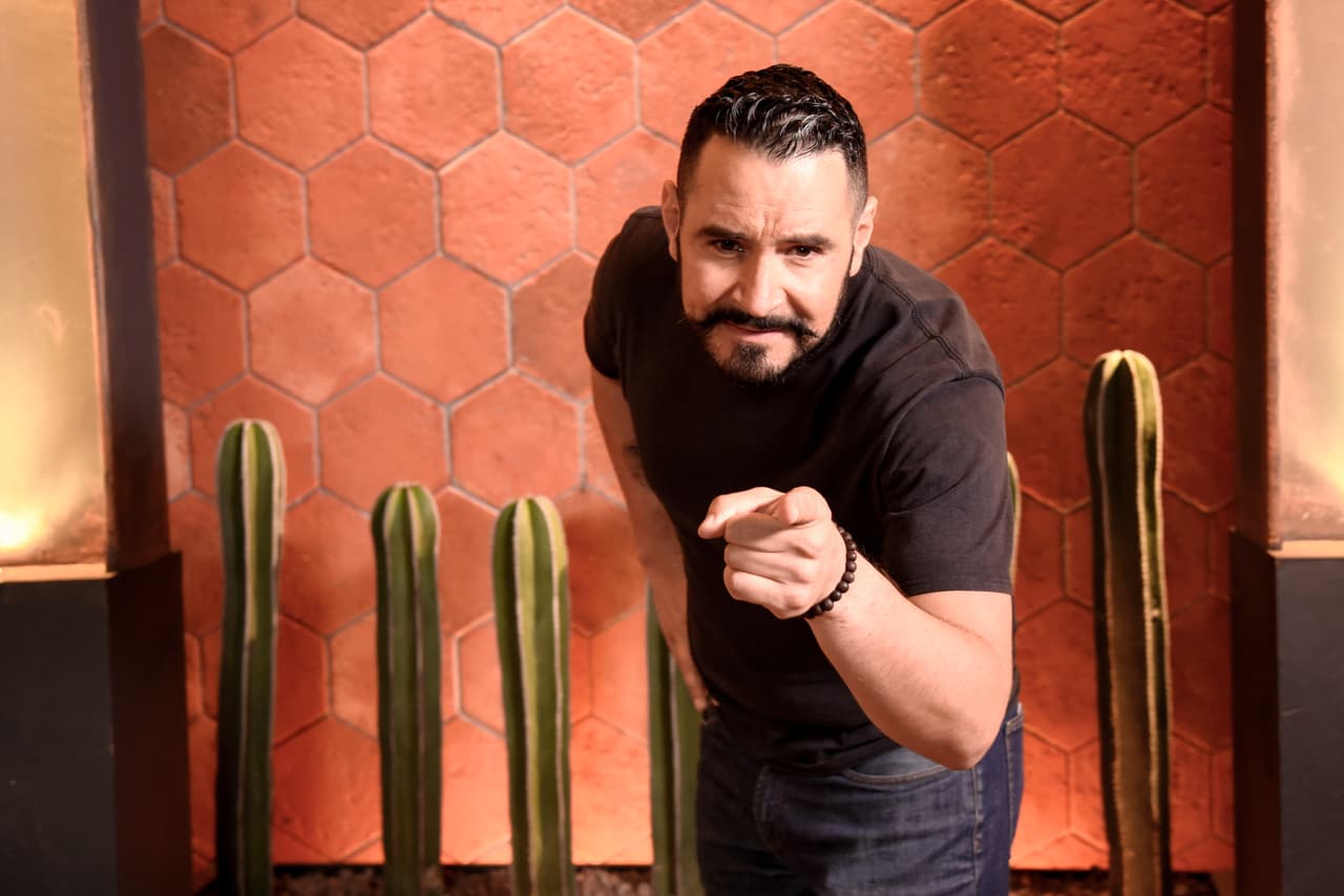Antonio posee un don especial, puede descifrar, fusionar e inventar sabores deliciosos. Ama la comida de su región y su intención es poner el alto la gastronomía Oaxaqueña.