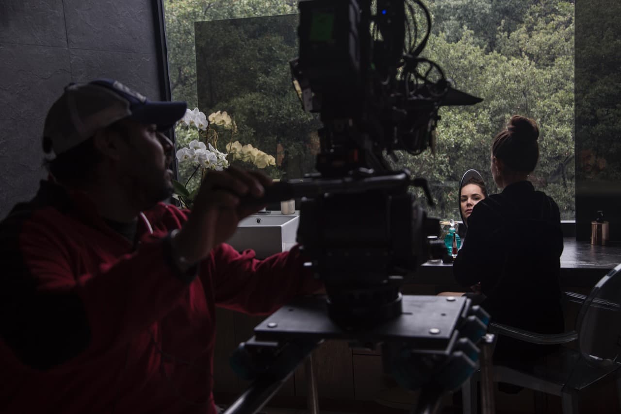 Otro de los momentos claves del capítulo 7 de 'Rubí' es cuando se alista para salir al avento. Aquí Camila grabando la escena.