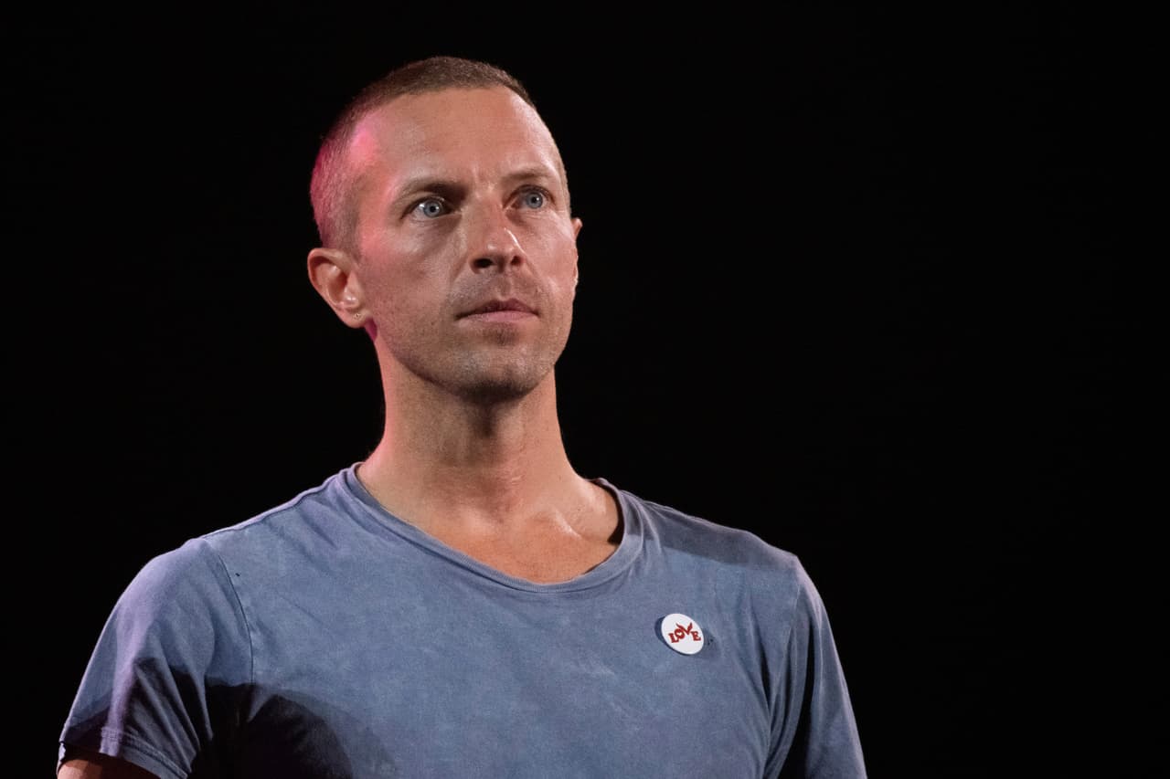Chris Martin de Coldplay pierde los estribos y le grita a unos ‘fans’