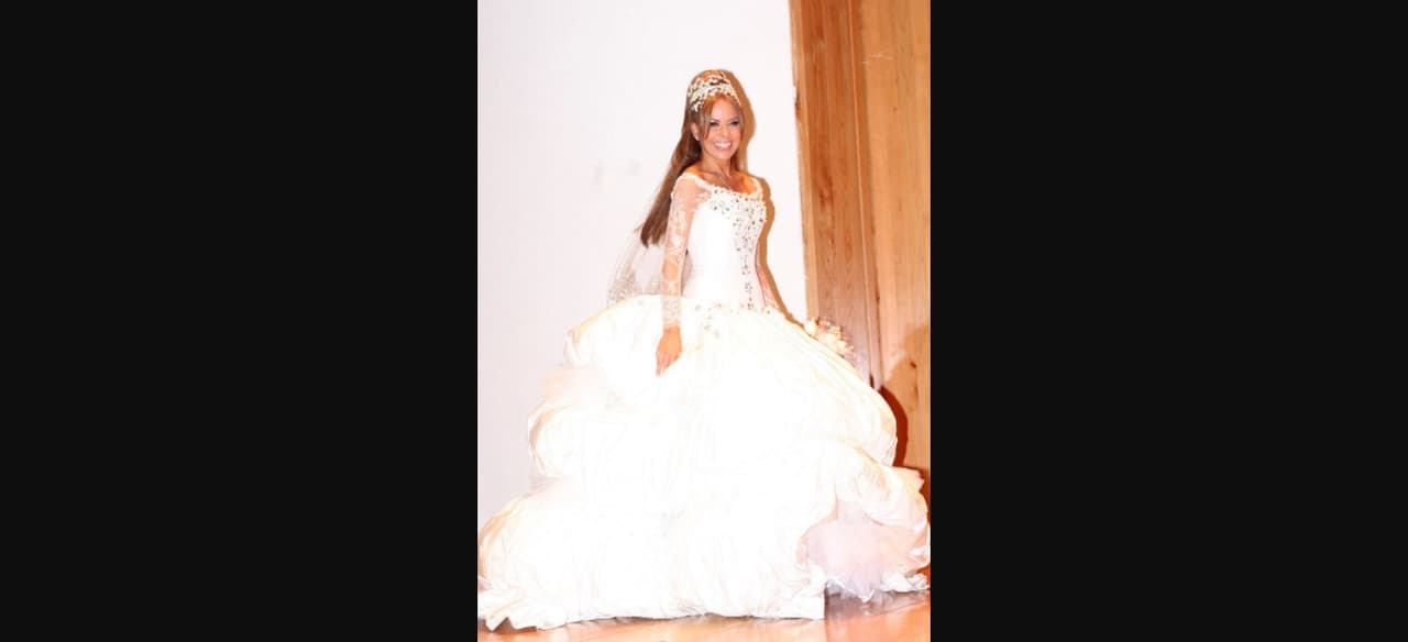 Gloria Trevi siguió los pasos de Thalía y en diciembre de 2009 en su boda con Armando Gómez deslumbró con un vestido de Gustavo Matta. El diseño era de seda francesa, contó con cientos de cristales Swarovski bordados a mano, encaje y una cauda de 12 metros.