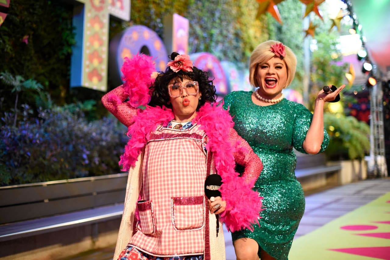 "Las Inventadas" estuvieron dándole color y humor a la llegada de las estrellas.