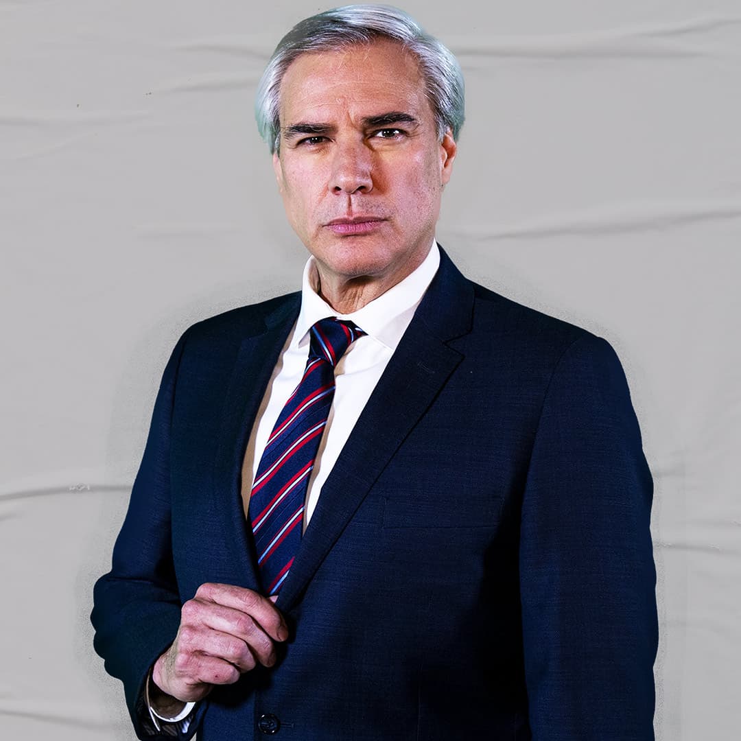 Gerardo Murguía regresa a las telenovelas como 'Claudio Reyes Alons', padre de 'Ricardo' y dueño de Empresas Reyes Alonso. Mantiene una relación amorosa con 'Oriana'.