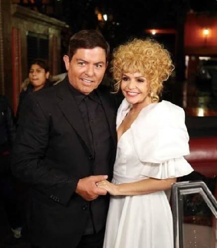 El último matrimonio al que daría vida Itatí Cantoral en la telenovela sería con ‘Tulio Hernández’ (Ernesto Laguardia), personaje que inspiró a Silvia Pinal para incursionar en la política.