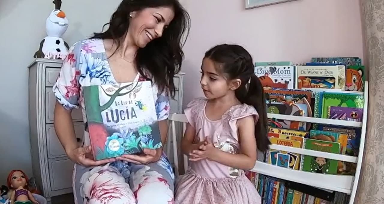 La pequeña de cinco años no solo tiene artículos de sus muñecas, personajes de Disney y un pequeño estante con todos sus libros.