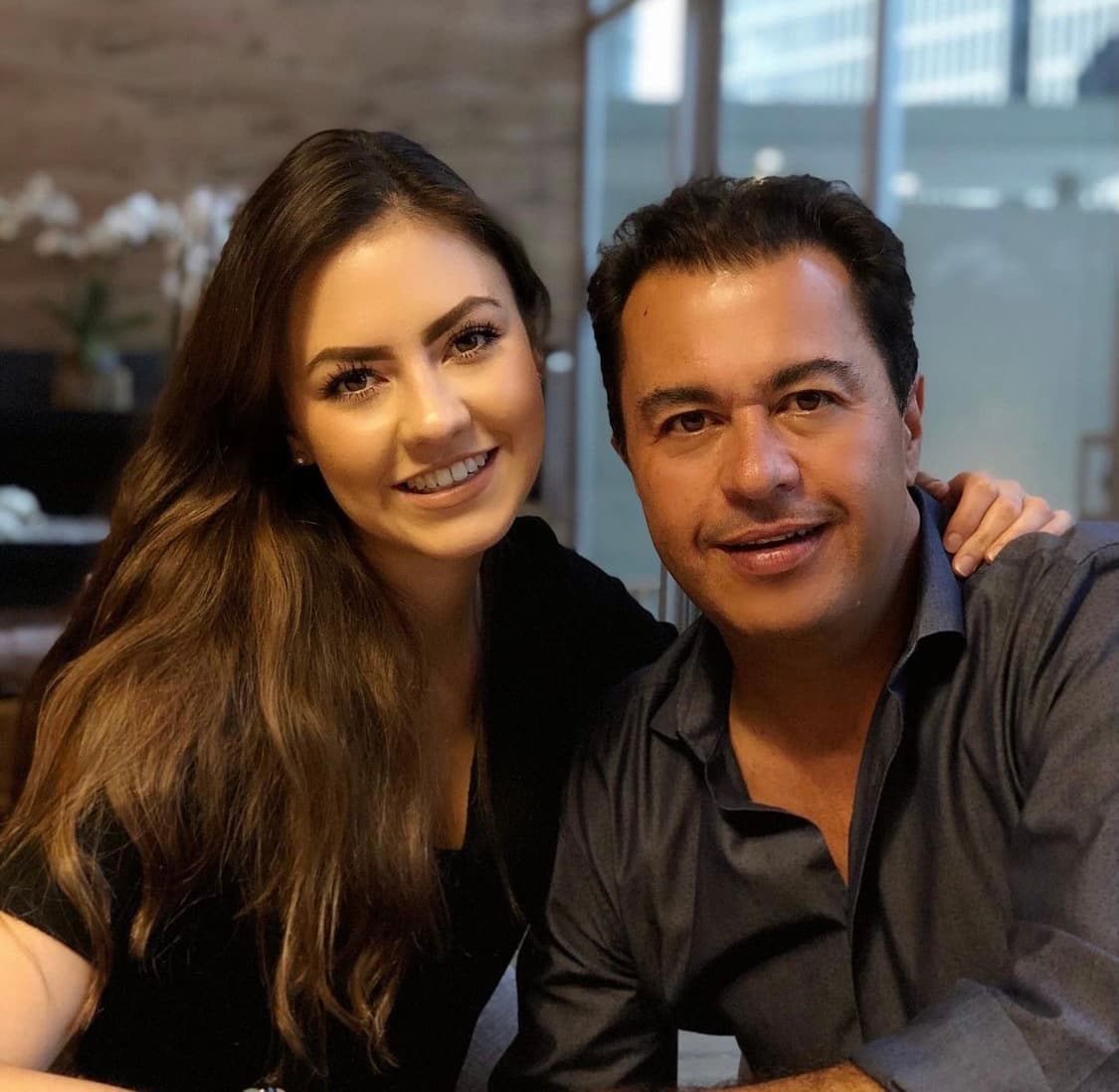 Incluso, los seguidores del empresario han señalado que la joven, de quien se desconoce su nombre, tiene la misma sonrisa de su tía.