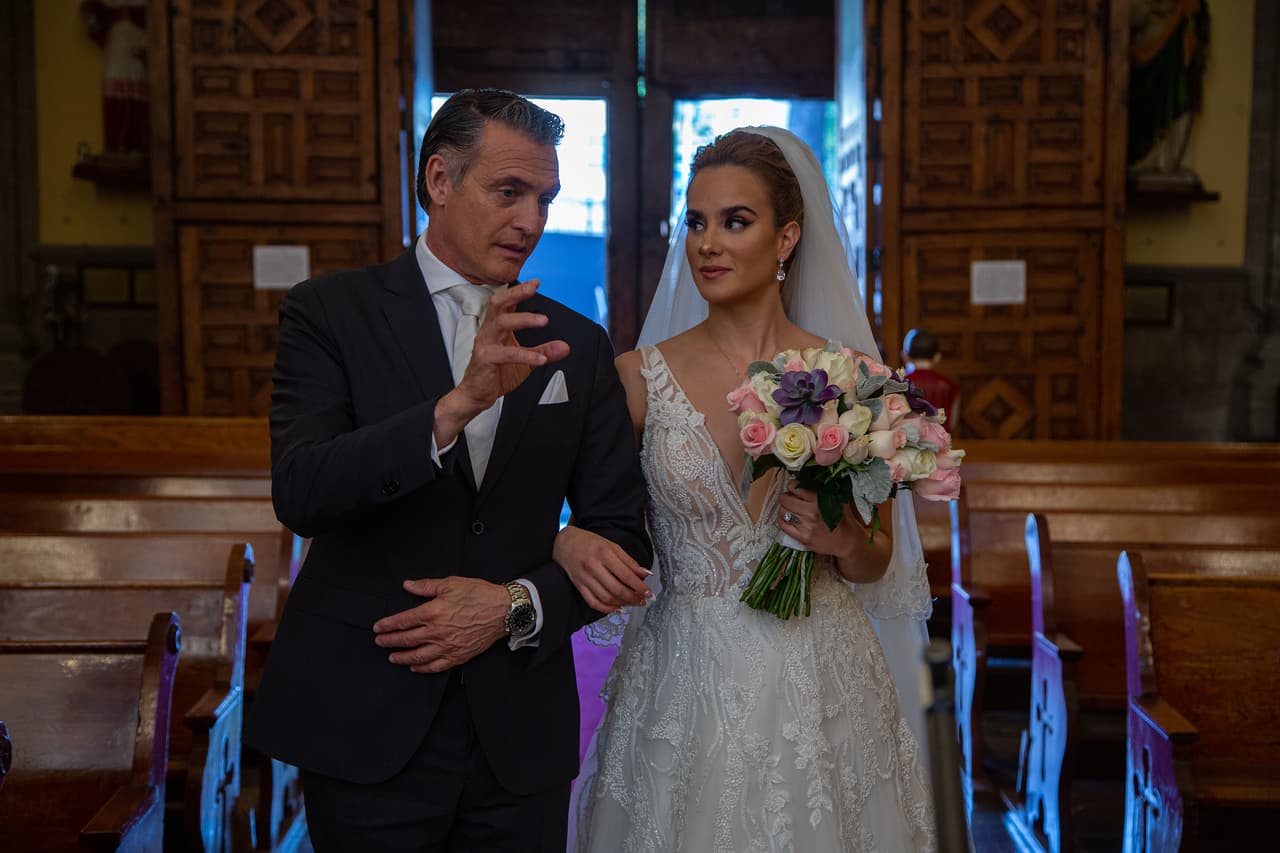 'Tyler' fue el encargado de entregar a 'Katya' en el altar.