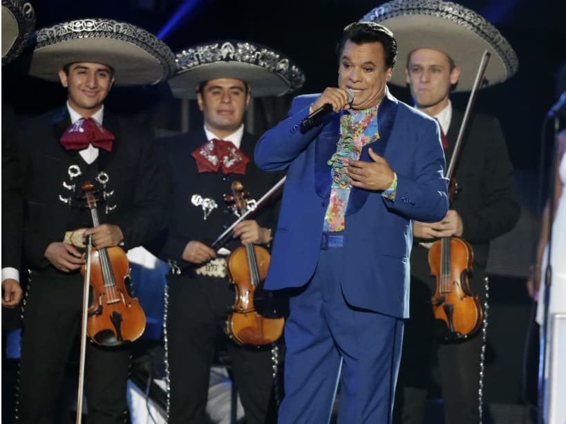 Juan Gabriel quería grabar a dueto el tema 'Debo hacerlo' con Luis Miguel pero 'El Sol' nunca tuvo tiempo para concretarlo.