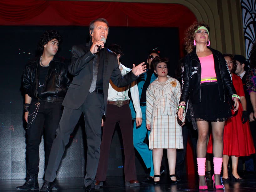 La sorpresa de la noche fue Napoleón, quien cantó su exitoso tema 'Vive' y a quien Carla Estrada le dedicó unas palabras de agradecimiento y cariño.