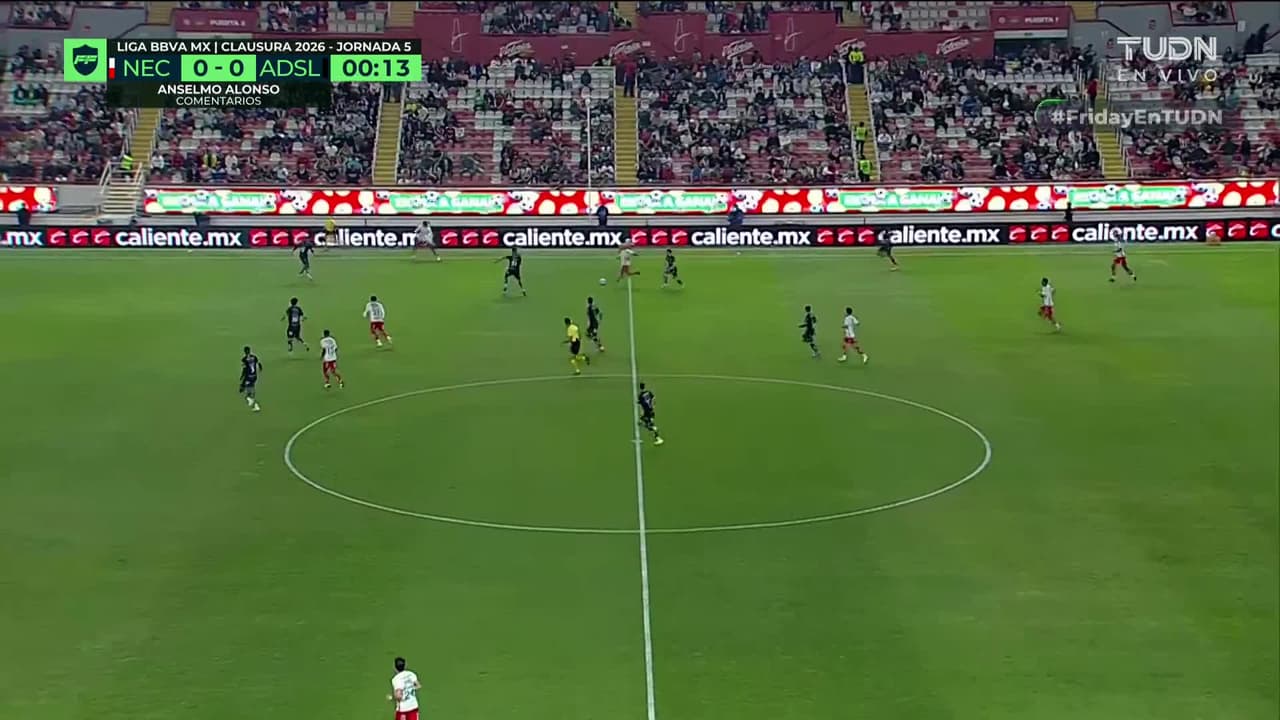 Arranca el partido y la pelota está en juego.