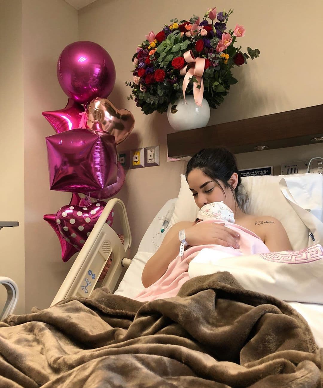 Kimberly Loaiza presenta a su hija Kima.