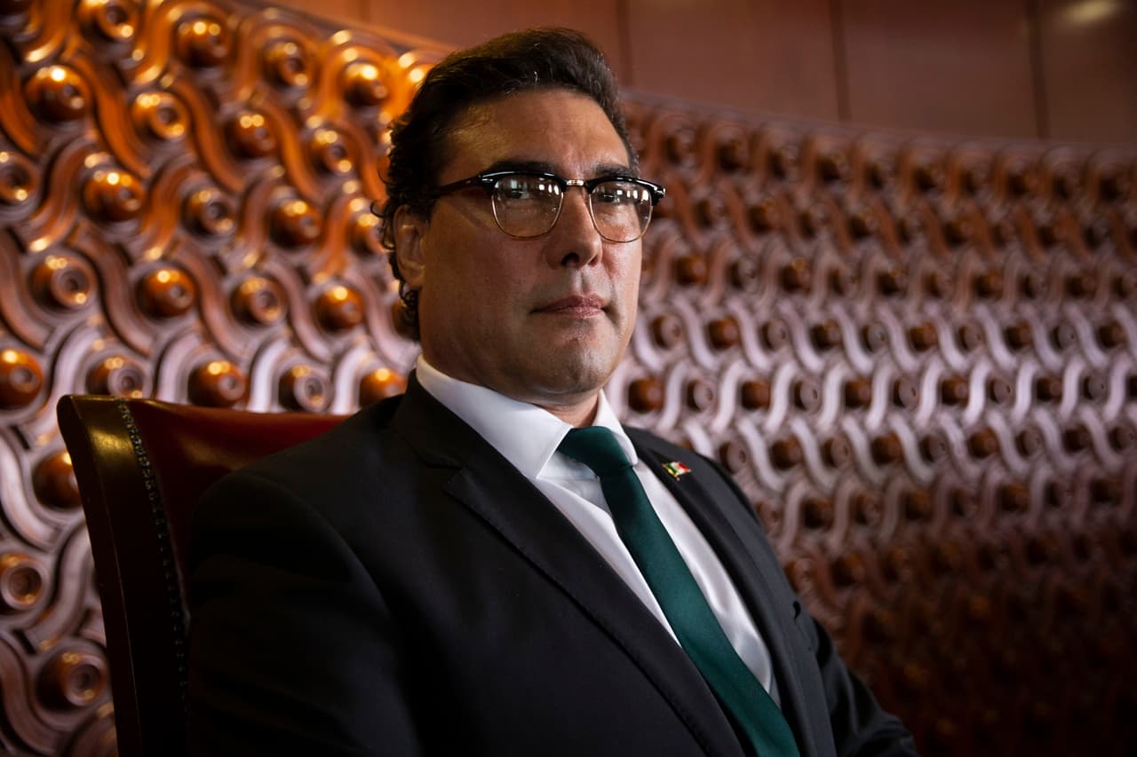 Eduardo Yáñez interpreta a Emiliano Lozada, el Presidente de México, en Sin Miedo a la Verdad.