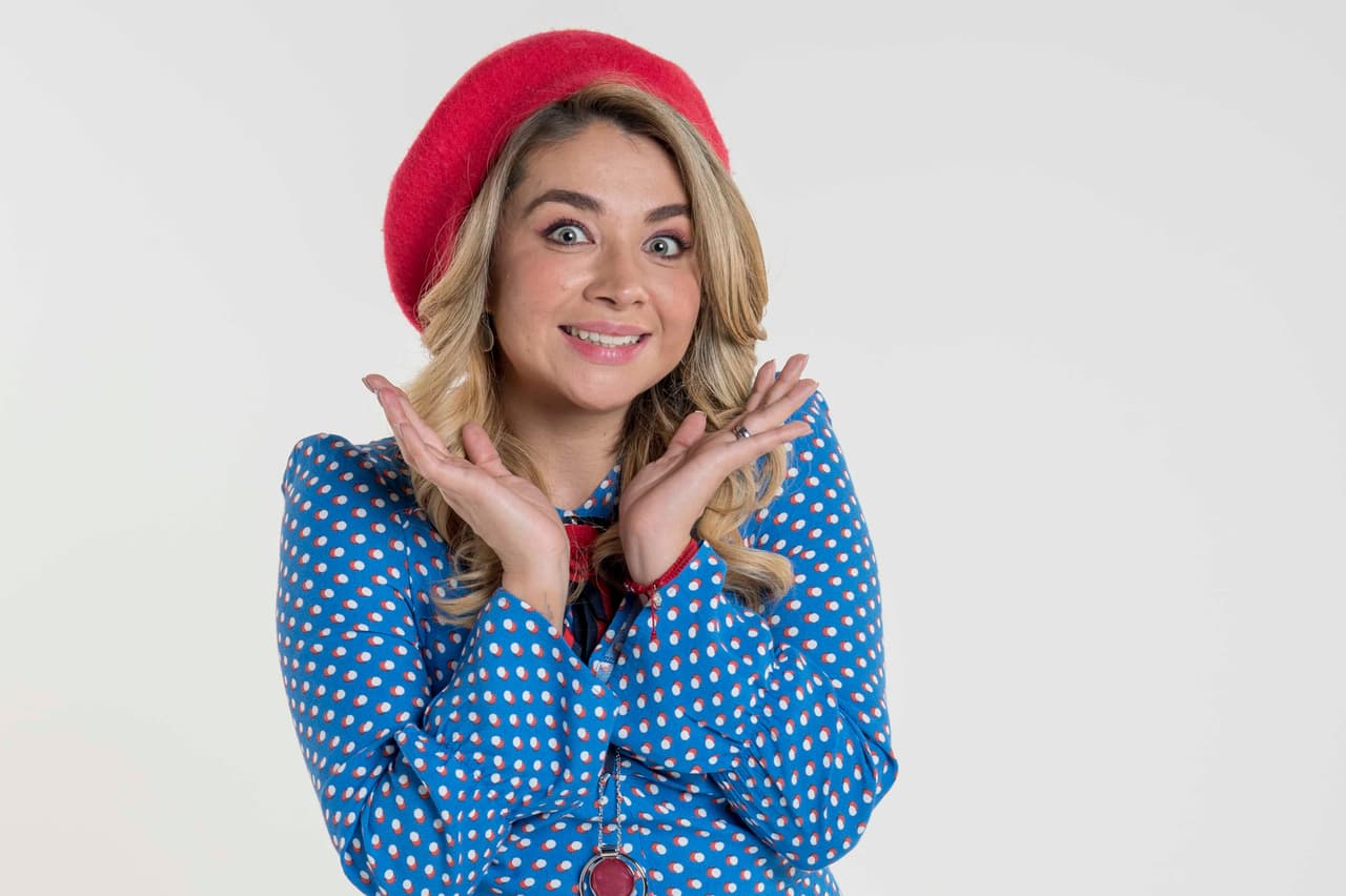 Daniela Luján interpreta a Gaby del Valle, la esposa de Plutarco. Es como ver a Plutarco, pero en hombre.