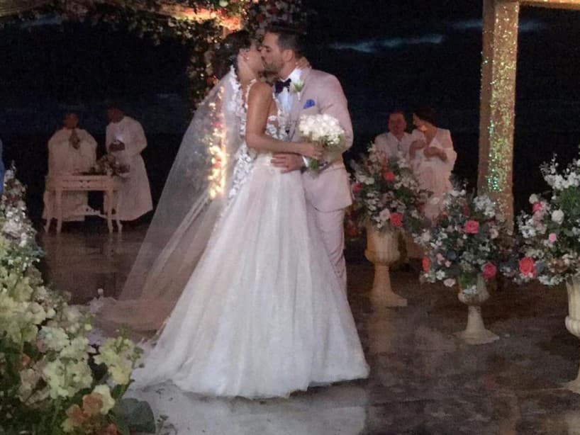 Los enamorados compartieron los momentos más relevantes de esta celebración a través de sus redes sociales, revelando que el vestido de novia fue diseñado por Jorge Duque y que para su primer baile como esposos bailaron una mezcla de diversas canciones de Sin Bandera, Mike Bahía y Greeicy, Marc Anthony, Silvertre Dangond y Nicky Jam.