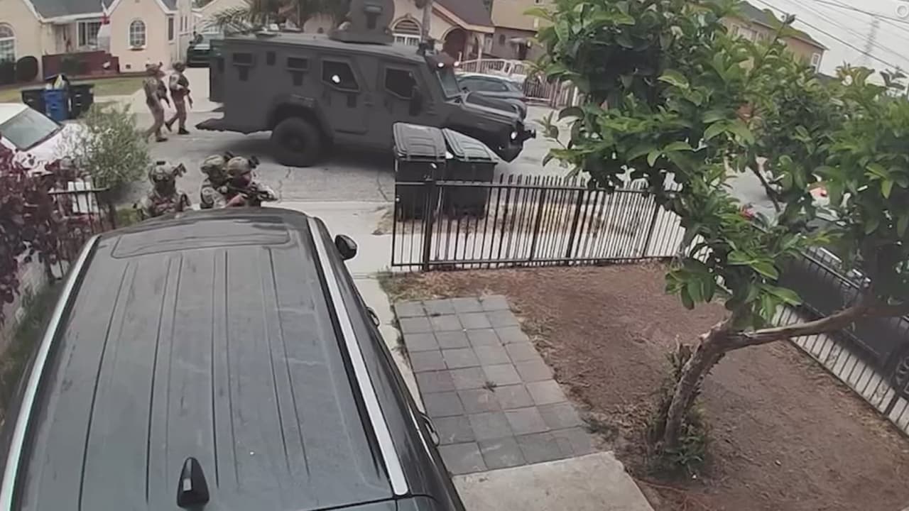 Un tanque, un dron y fuertemente armados: agentes federales allanan la casa de una familia hispana