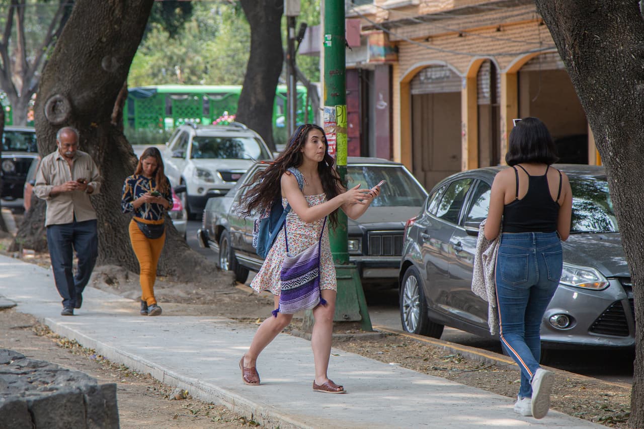 Pide ayuda a la gente que se encuentra en su camino para hallar una dirección, pero nadie le hace caso.