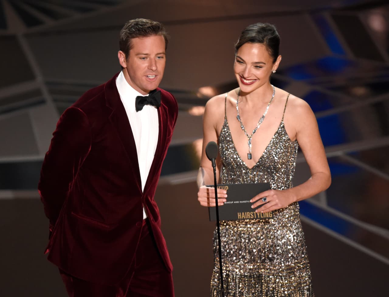 Armie Hammer y Gal Gadot presentaron el Óscar a ‘Mejor maquillaje y peinados’, que se lo llevó ‘Las horas más oscuras’.