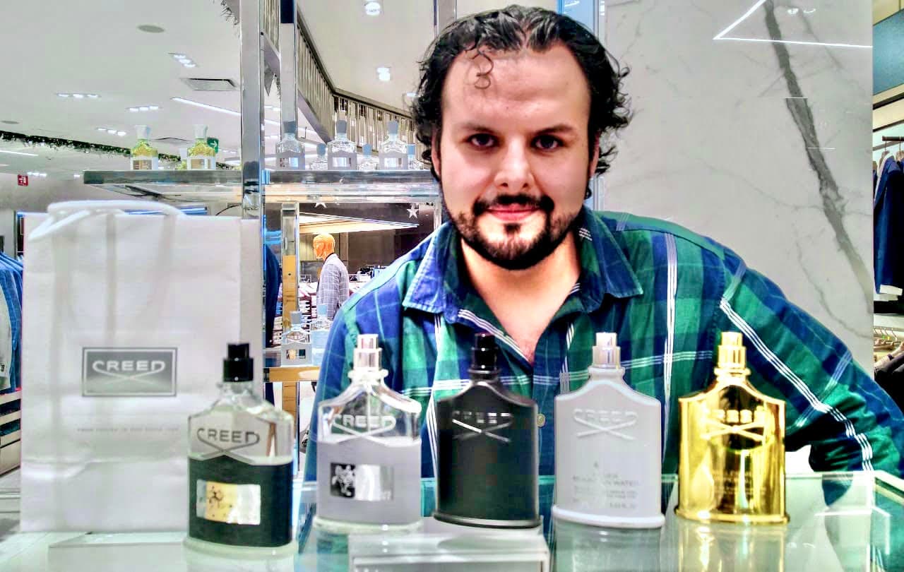 Marco Antonio Razo, quien es mejor conocido en TikTok como marckfumes, es un creador de contenido especializado en perfumería con más de 250 mil seguidores y quien busca dar reseñas y recomendaciones para todas las edades, todos los gustos y en un amplio rango de precios.