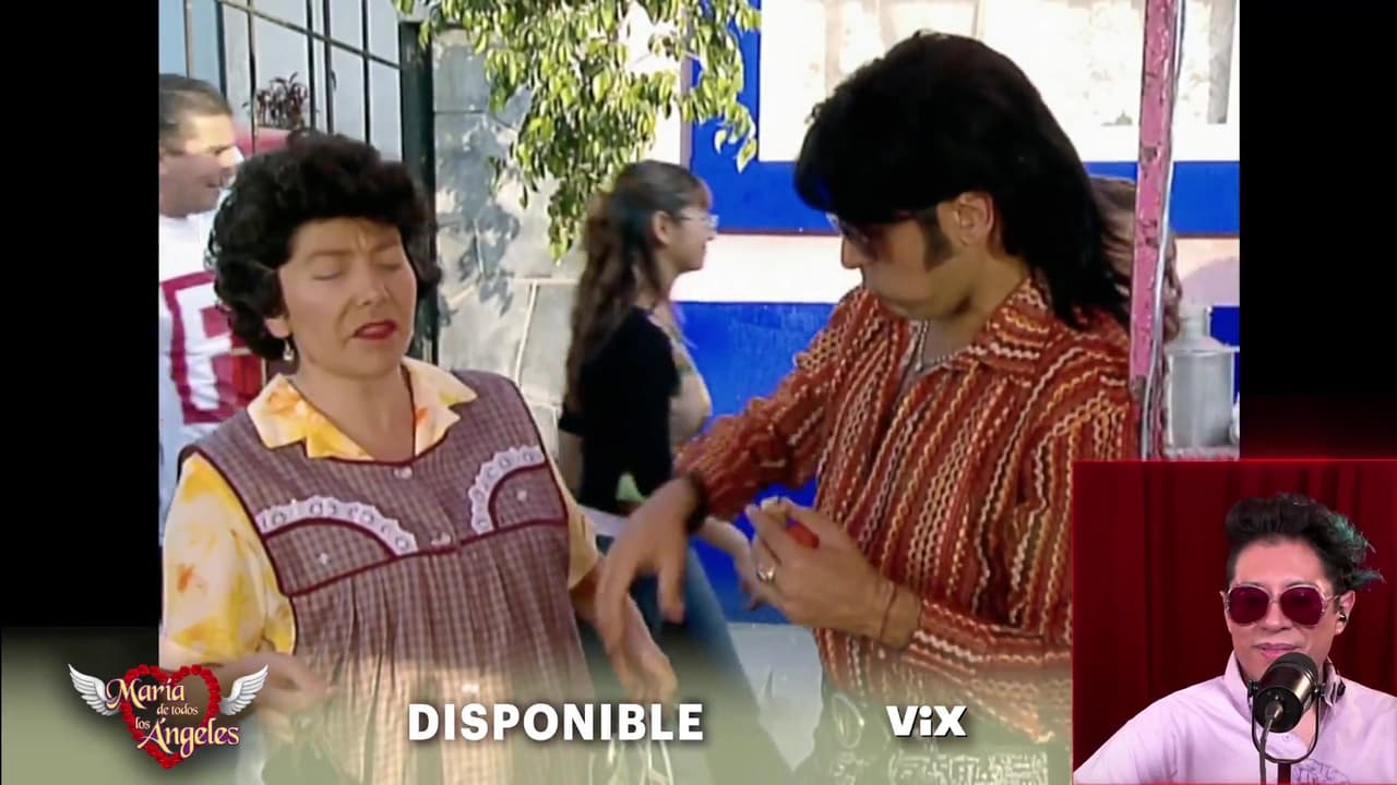Doña Lucha escoge los jitomates en el mercado