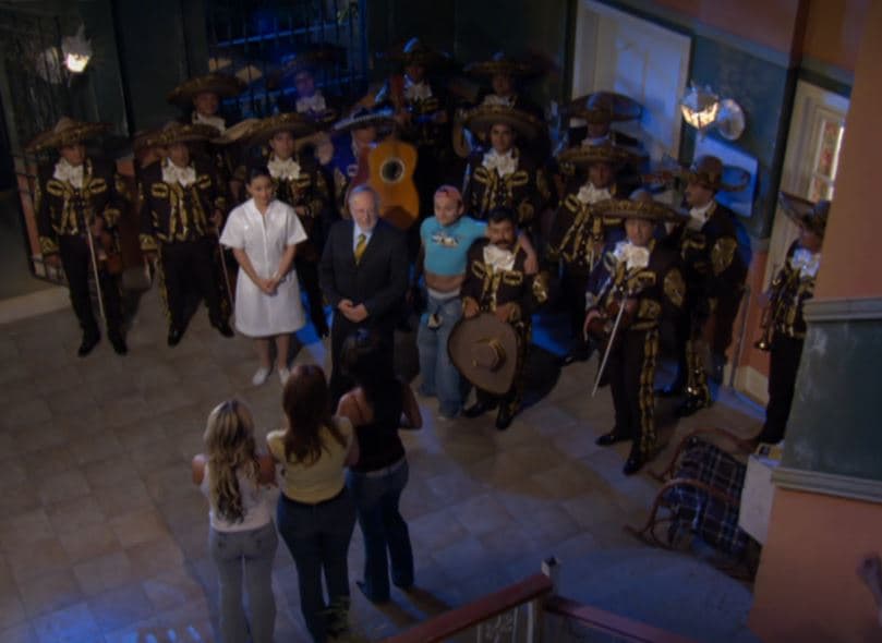 Don Severiano se presenta con todo y serenata en el edificio de 'Vecinos'.