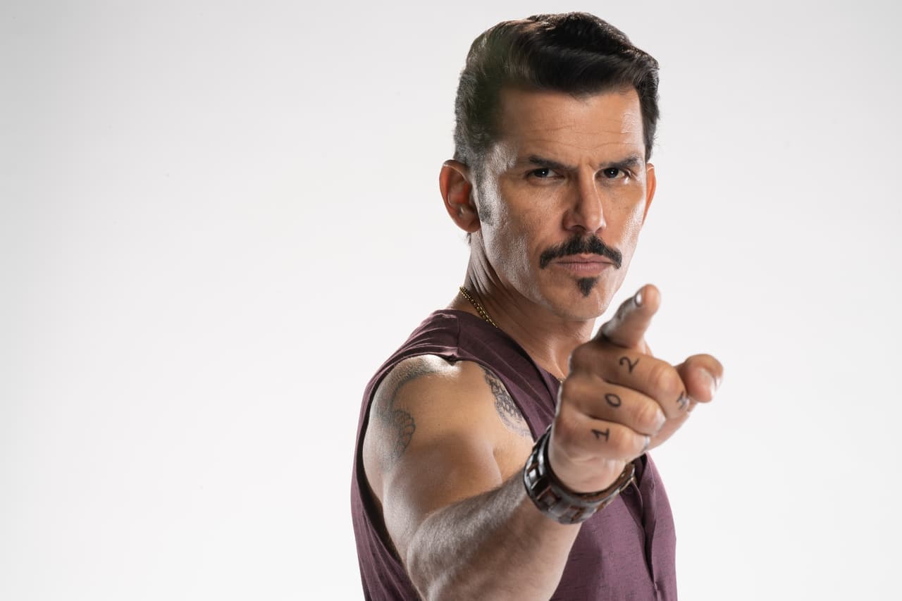 El Alacrán (Nestor Rodulfo). Un hombre de fuerte estampa y gusto genético por la violencia. Recorrerá cielo y tierra hasta dar con el paradero de “El Chino”.