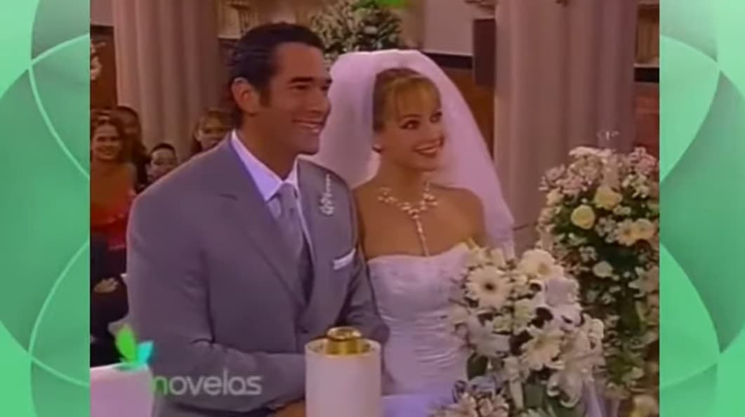 Velo de novia (2003). En una de las bodas más polémicas, ‘Andrea’ lució un fastuso vestido de novia blanco en corte princesa y un gran velo; sin embargo, la madre de ‘José Miguel’ (Eduardo Santamarina) impediría el momento al dispararle a su propio hijo.