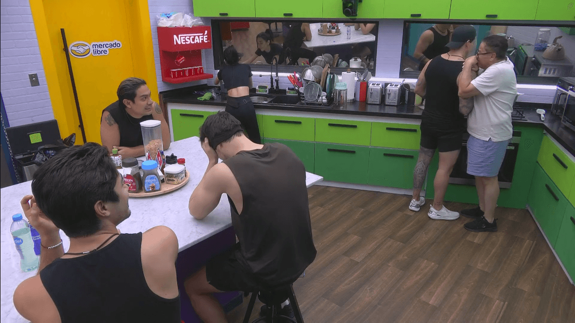 Mayito finge llorar con Agustín