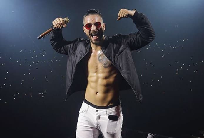 Maluma besa en la boca a guapa concursante de 'La Voz... México'