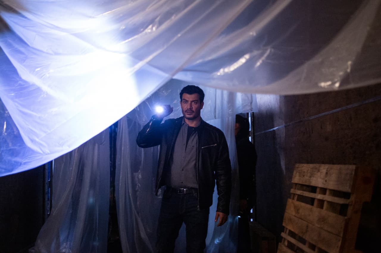 En los primeros minutos del 
<b><a href="https://www.lasestrellas.tv/telenovelas/imperio-de-mentiras/capitulo/c1-doble-homicidio" target="_blank">"Capítulo 1: Doble homicidio",</a></b> de 'Imperio de Mentiras', vemos a 'Leonardo Velasco' (Andrés Palacios), un policía de la Guardia Nacional, investigando el secuestro de unos menores de edad.